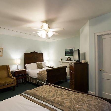 Rogues Harbor Inn Lansing Экстерьер фото