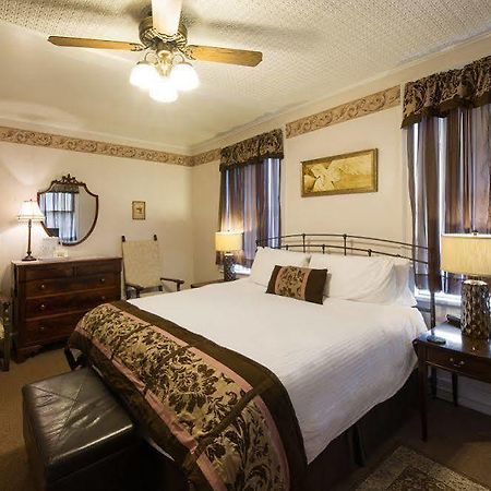 Rogues Harbor Inn Lansing Экстерьер фото