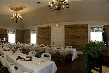 Rogues Harbor Inn Lansing Экстерьер фото