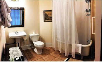Rogues Harbor Inn Lansing Экстерьер фото