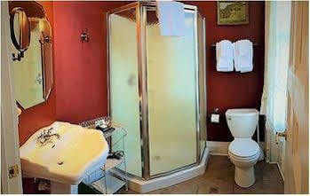 Rogues Harbor Inn Lansing Экстерьер фото