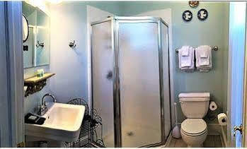 Rogues Harbor Inn Lansing Экстерьер фото