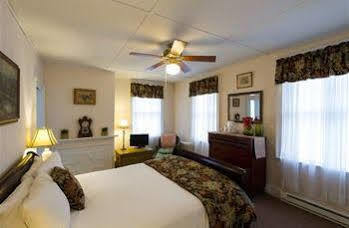 Rogues Harbor Inn Lansing Экстерьер фото