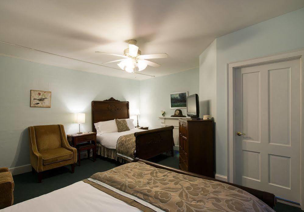 Rogues Harbor Inn Lansing Экстерьер фото