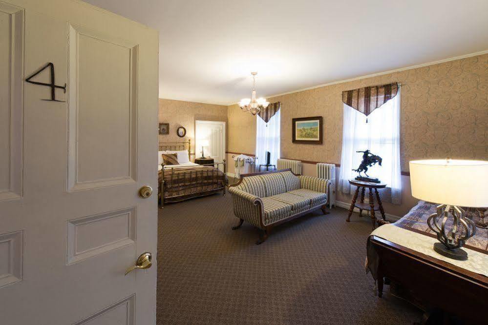 Rogues Harbor Inn Lansing Экстерьер фото