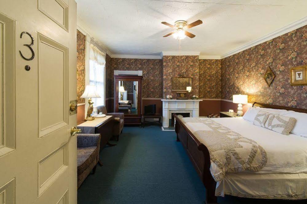 Rogues Harbor Inn Lansing Экстерьер фото