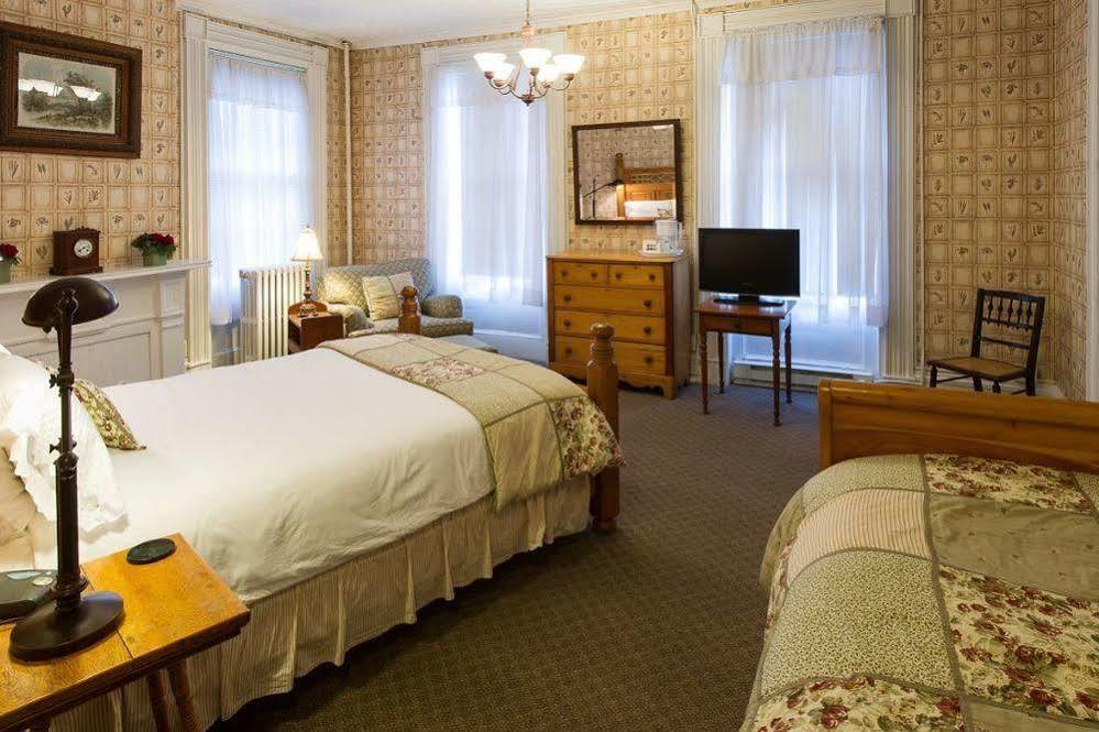 Rogues Harbor Inn Lansing Экстерьер фото